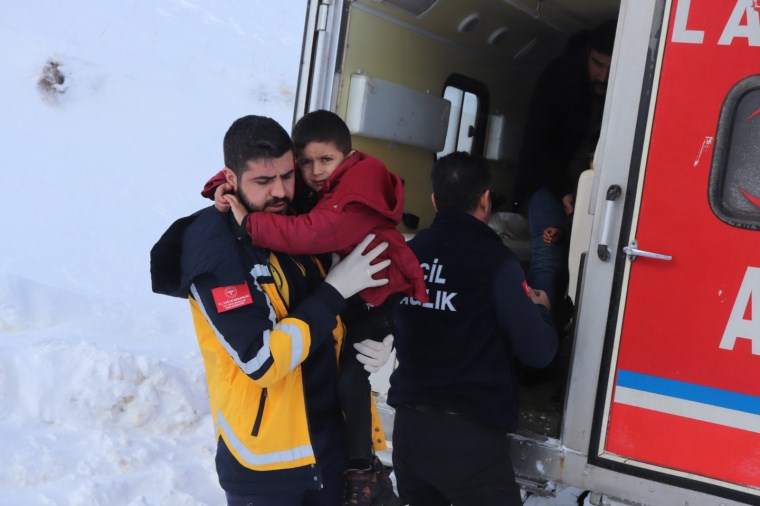 Rahatsızlanan 4 kardeş, karlı yolun açılması ile hastaneye götürüldü