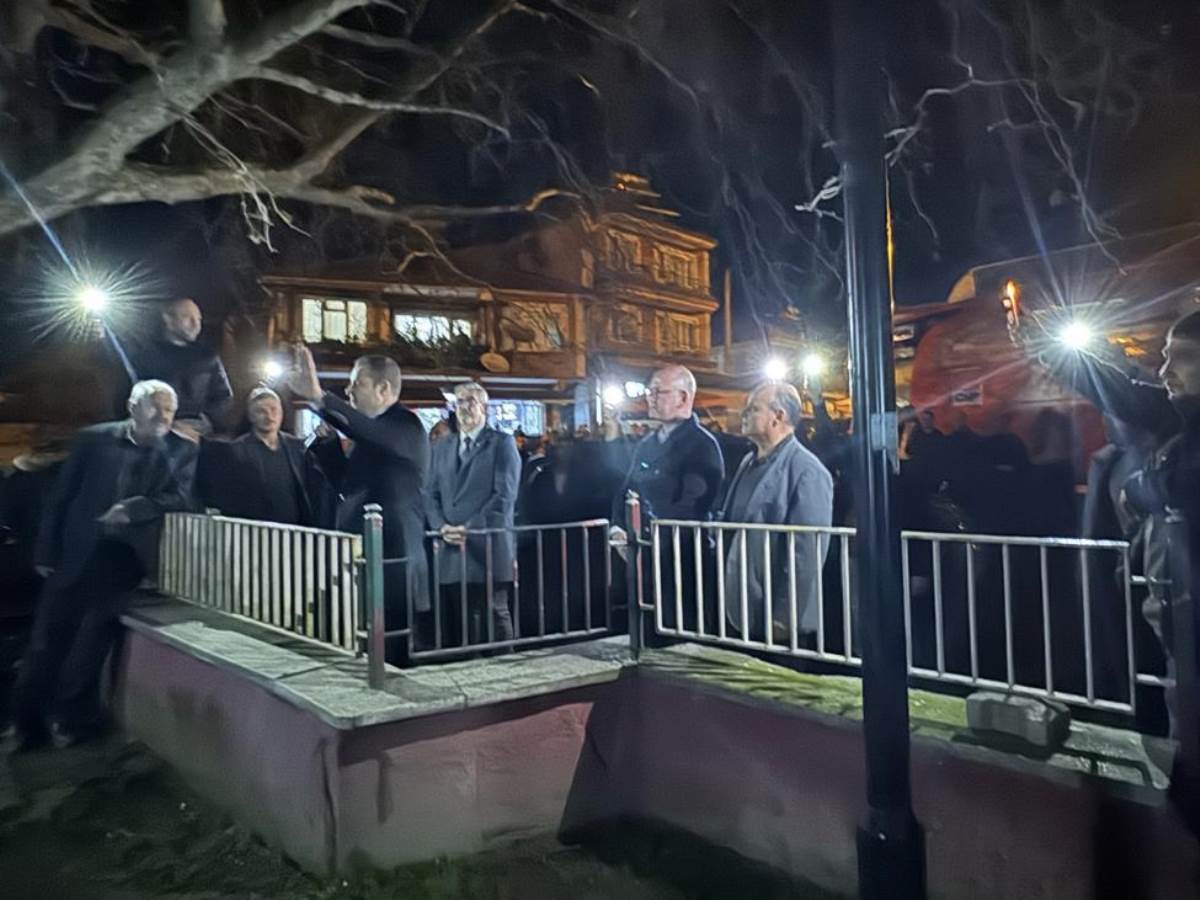 CHP'li Ahmet Akın telefon ışıklarıyla miting yaptı: 'Işıl ışıl olacak...'