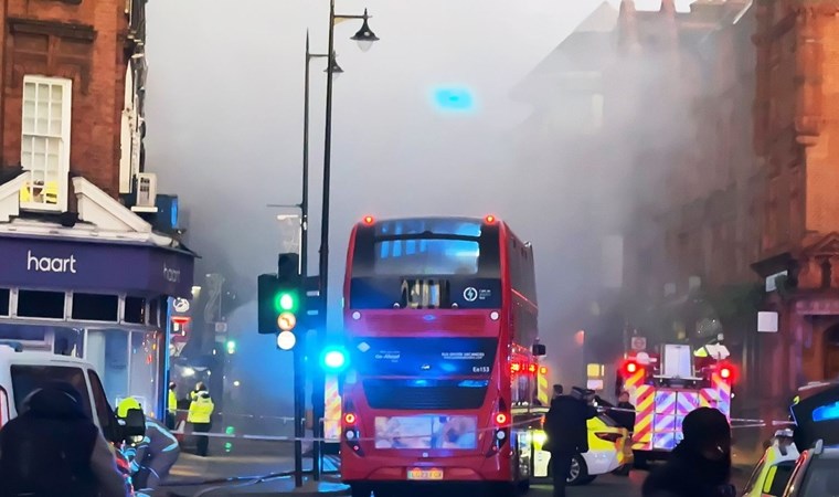 Londra'nın sembolü yoğun saatte alev aldı