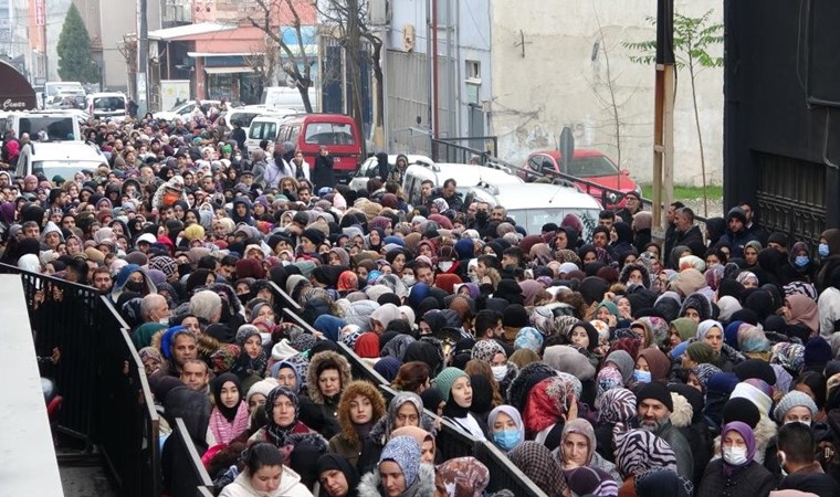 Bursa’da ucuz tencere, tabak çılgınlığı... İzdihamda çocuğunu kaybetti!