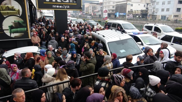 Bursa’da ucuz tencere, tabak çılgınlığı... İzdihamda çocuğunu kaybetti!