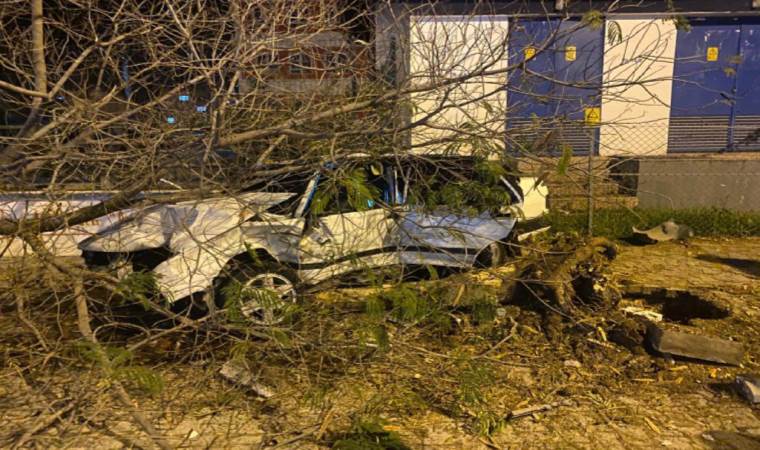 Adana’da iki otomobil çarpıştı: Yaralılar var!