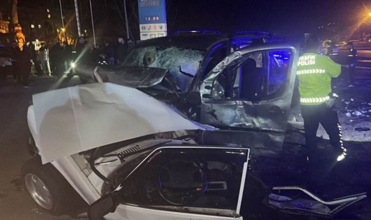 Kazaya karışan 3 araçtan 1’i ikiye bölündü, bira kutuları yola saçıldı: 1 ölü, 5 yaralı