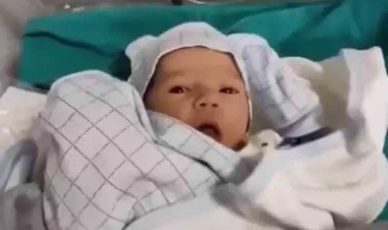 Sağlık Bakanı Koca, yeni yılın ilk bebeklerini paylaştı