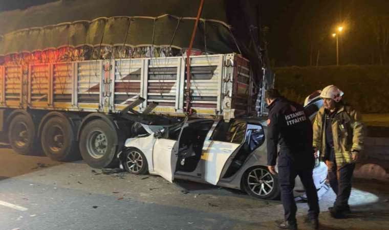 Esenler’deki feci kaza… Otomobil park halindeki TIR’ın altına girdi: 2 yaralı