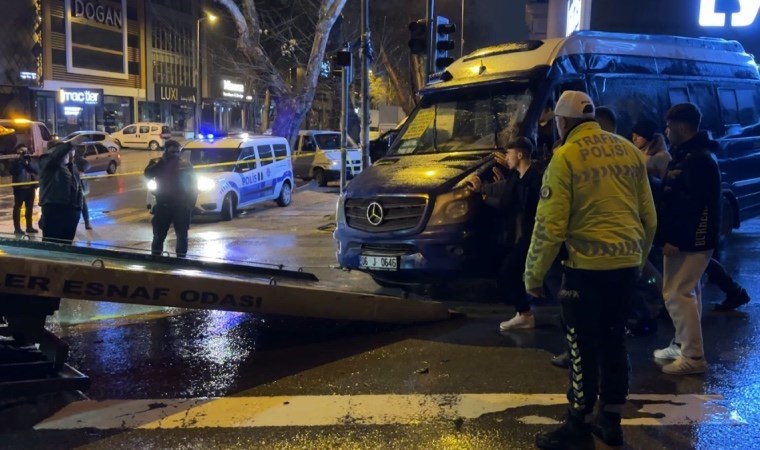 Ankara’da otomobilin çarptığı dolmuş devrildi: 11 yaralı