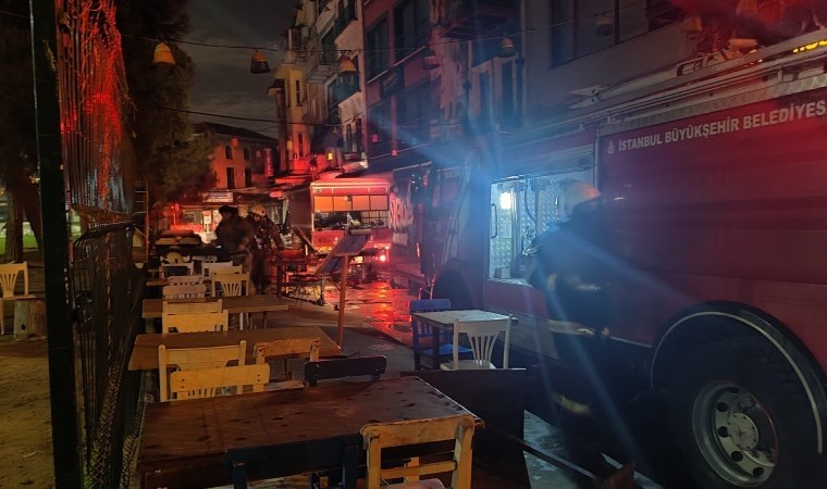 Beyoğlu’nda 4 katlı apart otelde korkutan yangın!