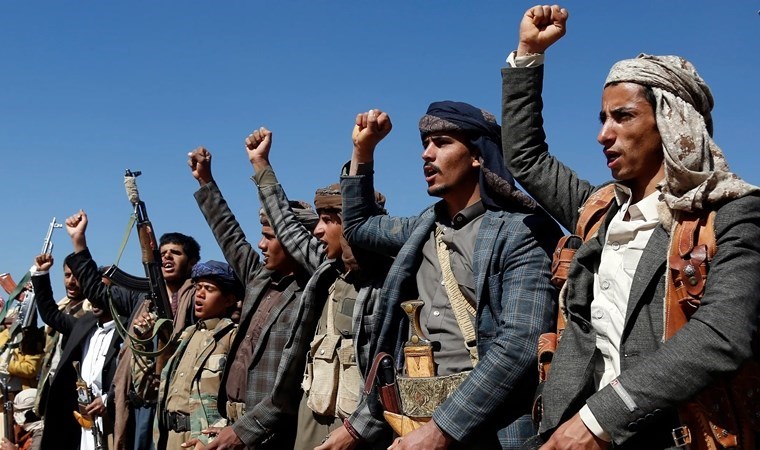 Husiler duyurdu: ‘ABD savaş gemisini vurduk’