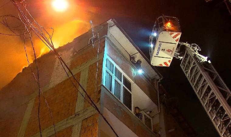 İstanbul’da korkutan yangın: Alevler 3 binayı sardı, 4 kişi mahsur kaldı!