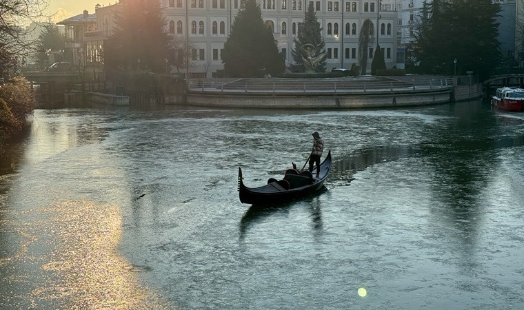 Eskişehir’de Porsuk Çayı’nın yüzeyinde buz tabakası oluştu