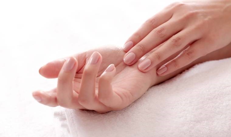 Elleriniz pamuk gibi olacak! İşte ellerinizdeki çatlamalara son vermenin 7 farklı yöntemi…