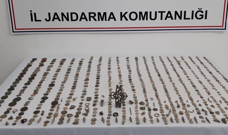 Mezarlık işçisinin evinden yüzlerce tarihi eser çıktı