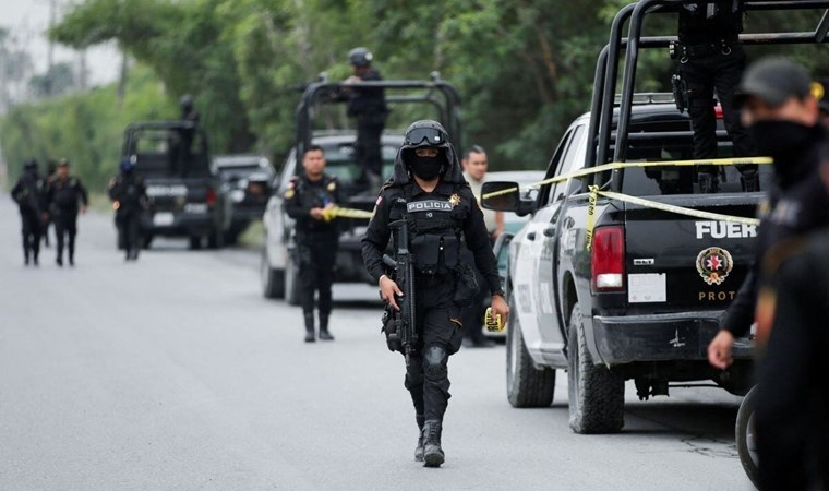 Kartel ile polis çatıştı: 12 ölü