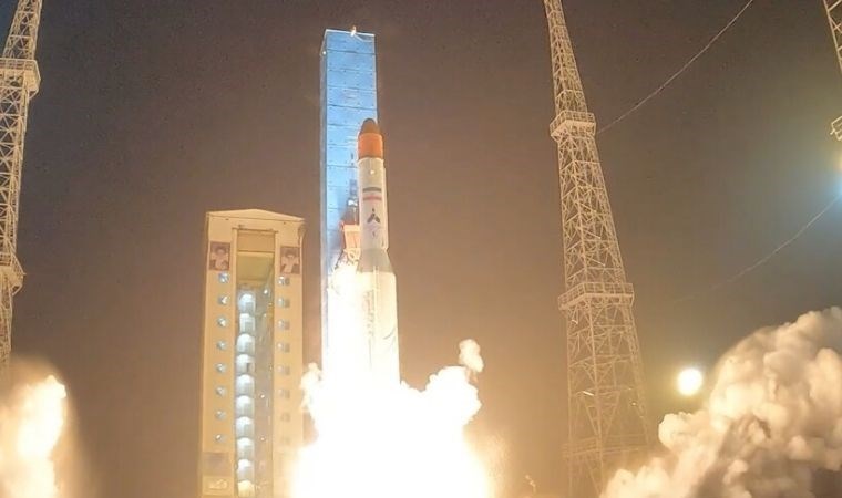 İran, uzaya ilk kez aynı anda 3 uydu gönderdi