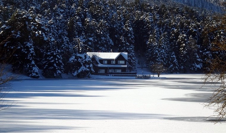 Gölcük Tabiat Parkı’ndaki gölün yüzeyi buz tuttu