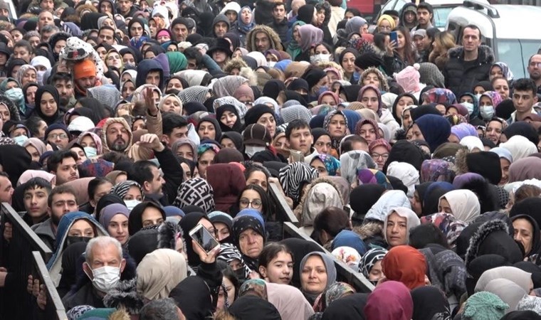 Bursa’da ucuz tencere, tabak çılgınlığı… İzdihamda çocuğunu kaybetti!