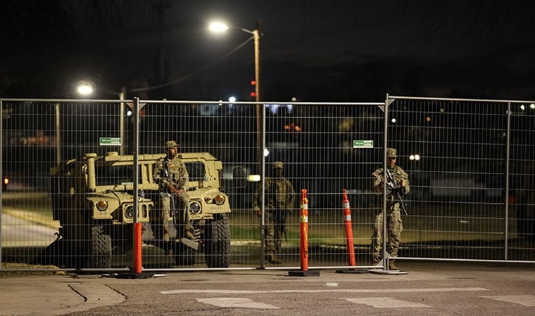 Teksas krizi sürüyor: Sınıra zırhlı araçlar taşındı