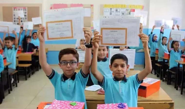 Uzmanından karne uyarısı: Ailelerin beklentisi çocuklarda performans anksiyetesi oluşturuyor