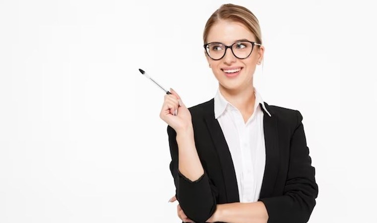 Çekingen doğalarına aldanmayın! İşte sessiz görünümlü ama eşsiz zekası olan 4 kadın burcu…