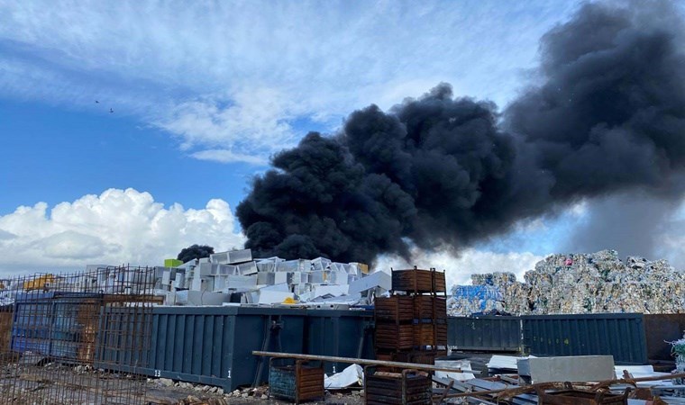 Manisa’da geri dönüşüm tesisinde yangın!