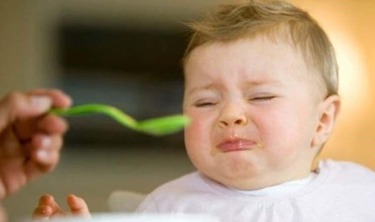 İştahsız çocuklara zorla yemek yedirmek obezite riski doğuruyor