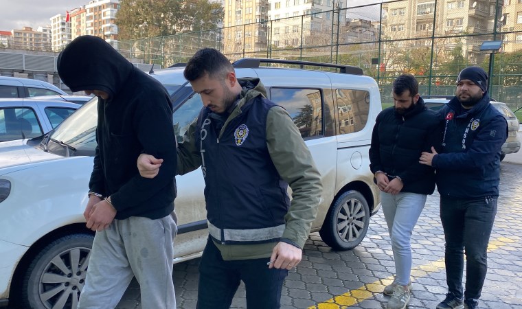 Samsun’da seyir halindeki otomobile silahlı saldırı: Husumetli sanıp başkasını vurdular!