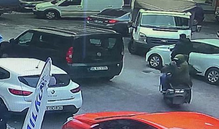 Sultangazi’de silahlı saldırı! Anbean kameraya yansıdı…