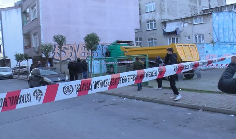 Esenler’de hafriyat kamyonunun çarptığı apartman boşaltıldı