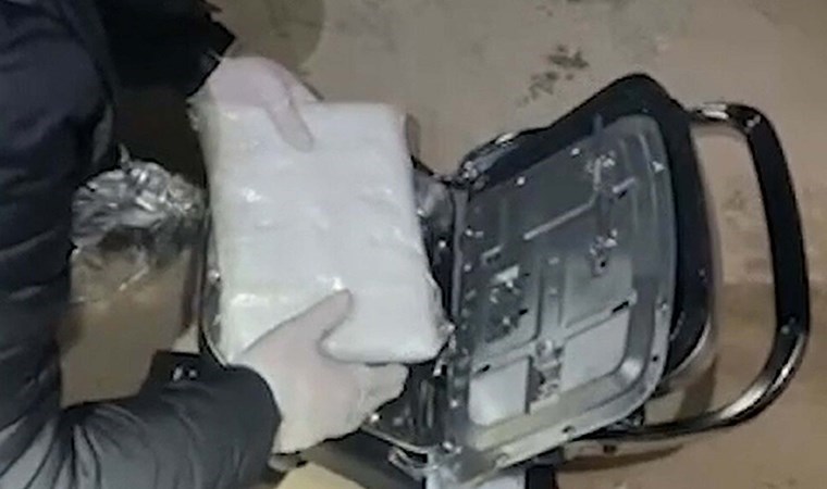 Pes dedirten yöntem! Bagajdaki elektrikli süpürgeden ve tost makinesinden ‘uyuşturucu’ çıktı