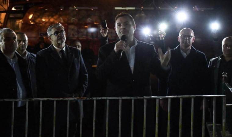 CHP’li Ahmet Akın telefon ışıklarıyla miting yaptı: ‘Işıl ışıl olacak…’