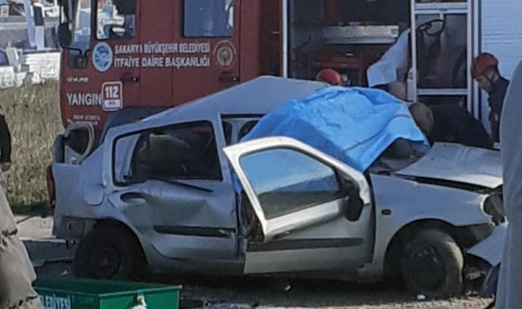 Sakarya’da iki otomobil kafa kafaya çarpıştı: 1 ölü, 2 yaralı