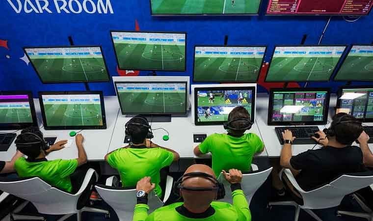 FIFA ve IFAB’dan izin alındı! Hakem ve VAR konuşmaları, stadyumda canlı dinletilecek!