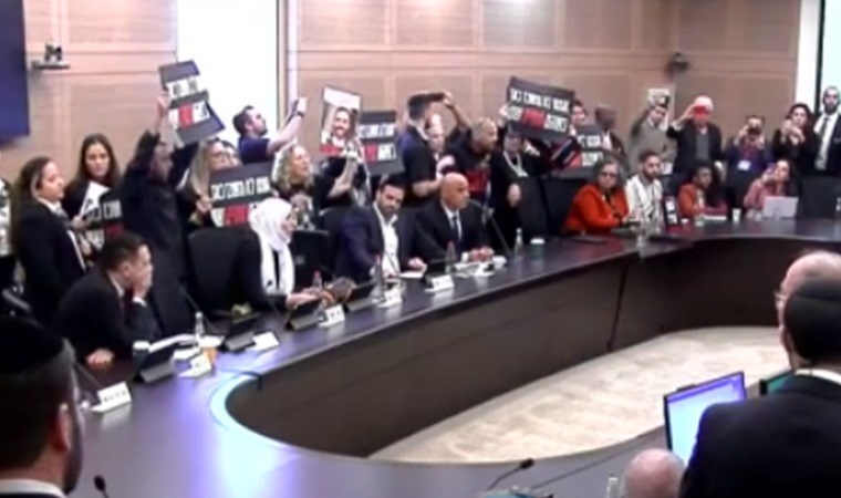 İsrailli esir yakınları parlamentodaki toplantıyı bastı