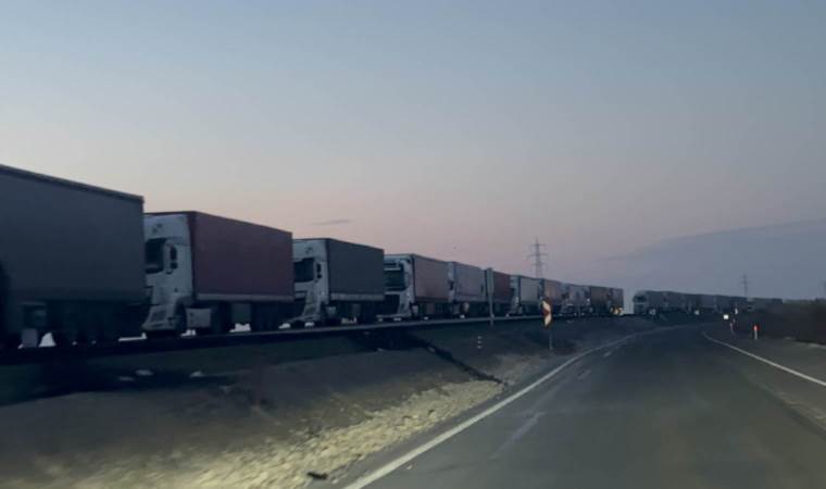 Türkiye-Nahçıvan sınırında 13 kilometrelik TIR kuyruğu