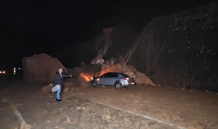 Zonguldak’ta dev kayalar yola düştü: Otomobil hasar gördü