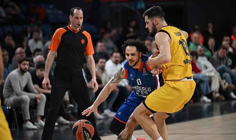 Anadolu Efes evinde Barcelona’yı devirdi!