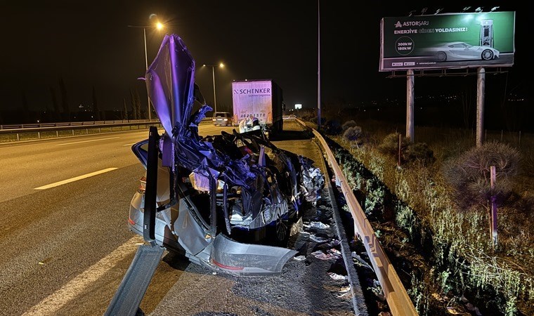 Polisler TIR’a çarptı: 1 polis öldü, 2 yaralı