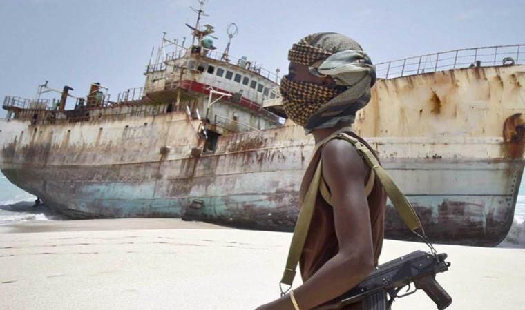 Somali açıklarında ticari gemiye baskın