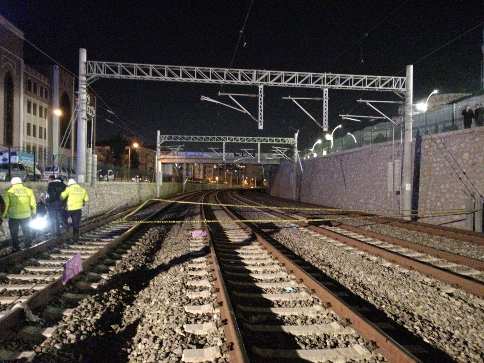 Ankara'da otomobil, köprüden demir yoluna düştü: 1 ölü, 2 ağır yaralı