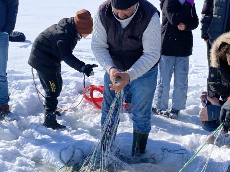 Eskimo yöntemi ile yakalıyorlar! Kilosunu 100 liradan satıyorlar...