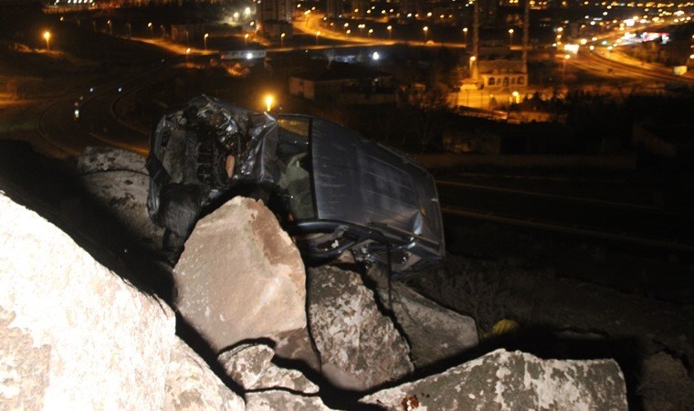 Uçurumdan yuvarlanan araç kayalıklarda asılı kaldı