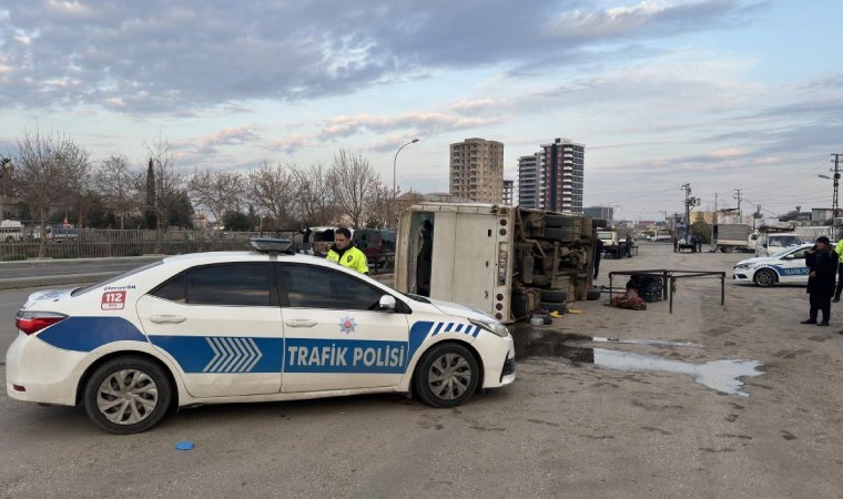 Adana’da tarım işçilerini taşıyan midibüsün devrilmesi sonucu 15 kişi yaralandı