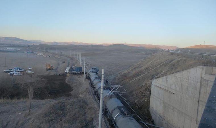 Kırıkkale’de raylara üzerine yıkılan istinat duvarına çarpan tren raydan çıktı