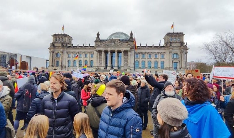 150 bin kişi meclis önünde: ‘Irkçılığa karşıyız’