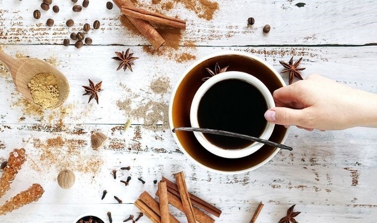Kahvesini vitamin deposuna çevirmek isteyenlere: İşte kahvenizi zenginleştirecek 5 yöntem…
