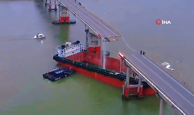 Gemi köprüye çarptı: Araçlar suya düştü