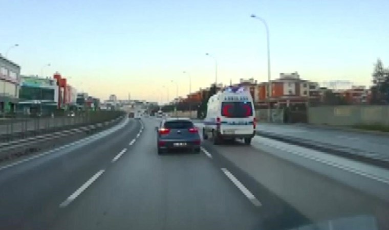 Bu da oldu… Otomobili ambulansın üzerine sürdü!