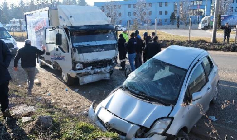 Feci kaza… Kontrolden çıkan araç karşı şeride geçti: Yaralılar var!