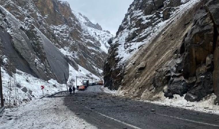 Korku dolu anlar… Hakkari’de dağdan kopan kayalar araca isabet etti!