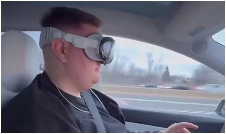 Tesla sürücüsü Apple VR kullanırken kameraya yakalandı: Görüntüler bilim kurgu filmlerini aratmadı…